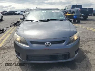 2013 Scion tC z VIN JTKJF5C71D3052789, wystawiony jako Copart lot #57482475 z przebiegiem 148 706 mil mil oraz Szkoda całkowita • Salvage title. Historia ofert i sprzedaży dostępna na DreamBid. Obrazek 5.