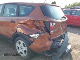 2017 Ford Escape S z VIN 1FMCU0F79HUC31792, wystawiony jako IAAI lot #42377599 z przebiegiem 98 300 mil mil oraz . Historia ofert i sprzedaży dostępna na DreamBid. Obrazek 18.
