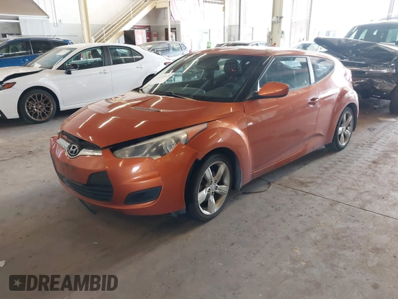 2013 Hyundai Veloster w/Black Int z VIN KMHTC6AD3DU143656, wystawiony jako IAAI lot #42139839 z przebiegiem 121 392 mil mil oraz . Historia ofert i sprzedaży dostępna na DreamBid. Obrazek 17.