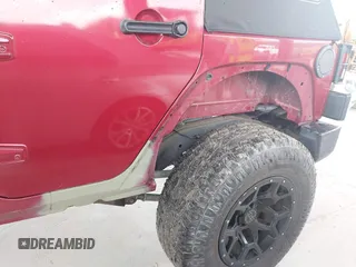 2012 Jeep Wrangler Unlimited Sport z VIN 1C4BJWDG3CL207291, wystawiony jako IAAI lot #42211454 z przebiegiem 110 864 mil mil oraz . Historia ofert i sprzedaży dostępna na DreamBid. Obrazek 6.