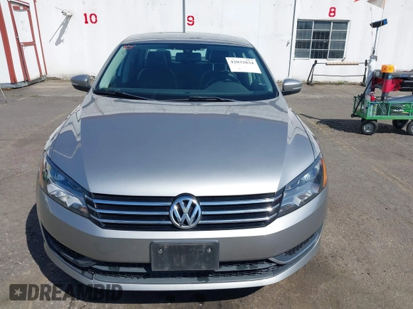 2014 Volkswagen Passat Wolfsburg Edition z VIN 1VWAT7A38EC075514, wystawiony jako IAAI lot #42032834 z przebiegiem 141 015 mil mil oraz . Historia ofert i sprzedaży dostępna na DreamBid. Obrazek 12.