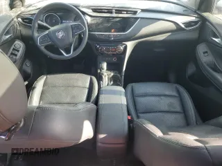2022 Buick Encore GX Essence z VIN KL4MMFSL9NB064883, wystawiony jako Copart lot #52214935 z przebiegiem 37 255 mil mil oraz Czysty tytuł • Clean title. Historia ofert i sprzedaży dostępna na DreamBid. Obrazek 8.