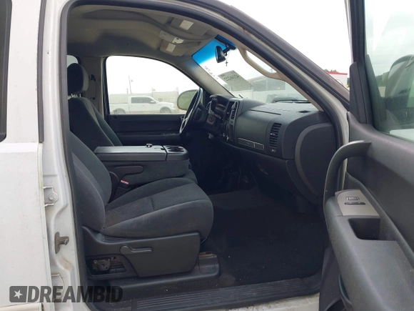 2008 GMC Sierra 1500 Work Truck z VIN 2GTEK133981178274, wystawiony jako IAAI lot #42146222 z przebiegiem 246 353 mil mil oraz . Historia ofert i sprzedaży dostępna na DreamBid. Obrazek 5.