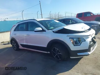 2025 Kia Niro LX with VIN KNDCP3LE6S5218628, listed as a IAAI auction lot 41570971 with 5,298 mi miles. Bid and sale history available at carsss.com. Image 13.