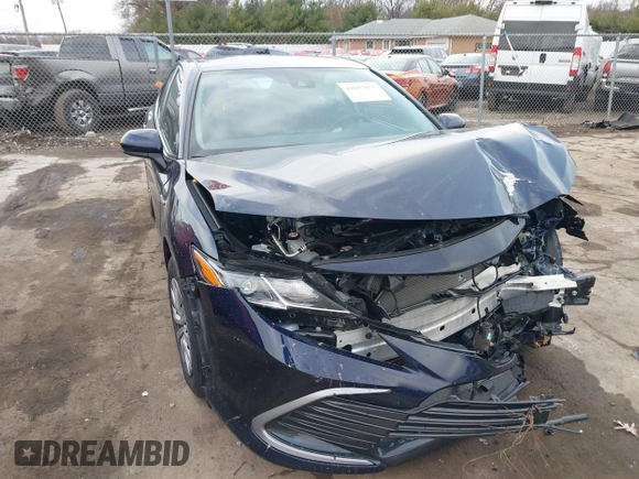 2021 Toyota Camry Hybrid LE with VIN 4T1C31AKXMU565585, listed as a IAAI auction lot 41057955 with 31,976 mi miles. Bid and sale history available at carsss.com. Image 1.