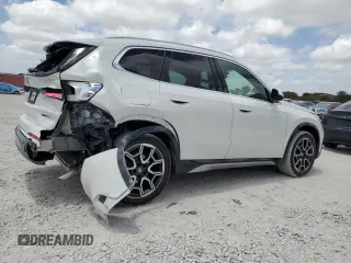 2025 BMW X1 xDrive28i z VIN WBX73EF01S5241553, wystawiony jako Copart lot #54432265 z przebiegiem 489 mil mil oraz Szkody całkowita. Historia ofert i sprzedaży dostępna na DreamBid. Obrazek 3.