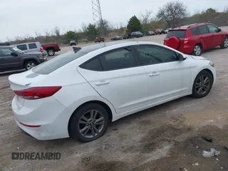 2017 Hyundai Elantra SE z VIN 5NPD84LF8HH162085, wystawiony jako IAAI lot #42153313 z przebiegiem 105 980 mil mil oraz . Historia ofert i sprzedaży dostępna na DreamBid. Obrazek 4.