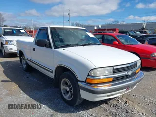 1998 Chevrolet S-10 with VIN 1GCCS1447WK260094, listed as a IAAI auction lot 41648784 with 173,562 mi miles. Bid and sale history available at carsss.com. Image 1.