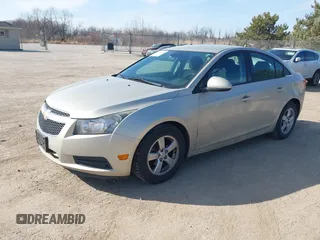 2014 Chevrolet Cruze 1LT z VIN 1G1PC5SB5E7469500, wystawiony jako IAAI lot #41804150 z przebiegiem 100 091 mil mil oraz . Historia ofert i sprzedaży dostępna na DreamBid. Obrazek 2.