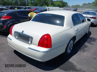 2006 Lincoln Town Car Designer Series z VIN 1LNHM83V36Y614849, wystawiony jako IAAI lot #42200395 z przebiegiem 258 786 mil mil oraz . Historia ofert i sprzedaży dostępna na DreamBid. Obrazek 4.