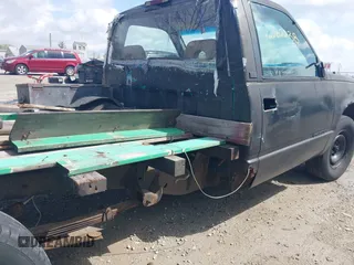 1994 Chevrolet Silverado 2500 z VIN 1GCFC24K6RE155578, wystawiony jako IAAI lot #42062238 z przebiegiem 303 962 mil mil oraz . Historia ofert i sprzedaży dostępna na DreamBid. Obrazek 17.