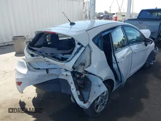 2014 Ford Fiesta SE z VIN 3FADP4EJ4EM117919, wystawiony jako IAAI lot #42262361 z przebiegiem 121 141 mil mil oraz . Historia ofert i sprzedaży dostępna na DreamBid. Obrazek 4.