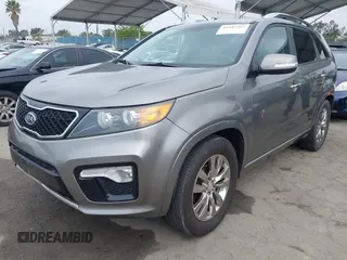 2013 Kia Sorento SX z VIN 5XYKW4A23DG400942, wystawiony jako IAAI lot #42185267 z przebiegiem 162 209 mil mil oraz . Historia ofert i sprzedaży dostępna na DreamBid. Obrazek 21.