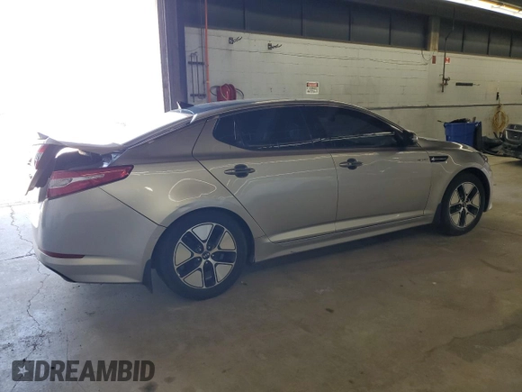 2013 Kia Optima EX z VIN KNAGM4AD3D5057004, wystawiony jako Copart lot #56042015 z przebiegiem 129 626 mil mil oraz Szkoda całkowita • Salvage title. Historia ofert i sprzedaży dostępna na DreamBid. Obrazek 3.