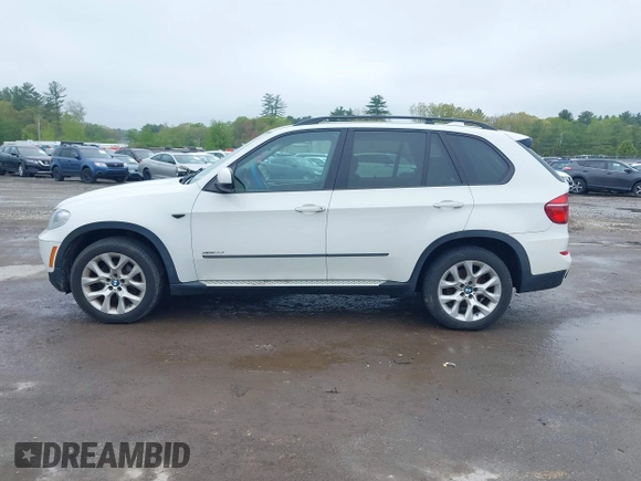 2013 BMW X5 xDrive35i z VIN 5UXZV4C51D0B03720, wystawiony jako IAAI lot #42284686 z przebiegiem 181 322 mil mil oraz . Historia ofert i sprzedaży dostępna na DreamBid. Obrazek 14.