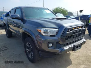 2017 Toyota Tacoma SR5 z VIN 3TMAZ5CN2HM047103, wystawiony jako IAAI lot #42344844 z przebiegiem 88 090 mil mil oraz . Historia ofert i sprzedaży dostępna na DreamBid. Obrazek 1.