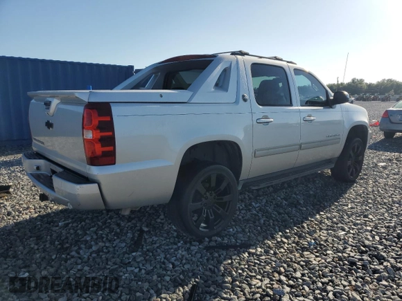 2013 Chevrolet Avalanche LS z VIN 3GNMCEE02DG245728, wystawiony jako Copart lot #56335735 z przebiegiem 132 194 mil mil oraz Szkoda całkowita • Salvage title. Historia ofert i sprzedaży dostępna na DreamBid. Obrazek 3.