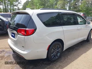 2020 Chrysler Pacifica Launch Edition z VIN 2C4RC3BG6LR288952, wystawiony jako IAAI lot #42122770 z przebiegiem 32 942 mil mil oraz . Historia ofert i sprzedaży dostępna na DreamBid. Obrazek 4.