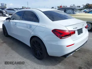 2020 Mercedes-Benz A 220 z VIN WDD3G4EB4LW038378, wystawiony jako IAAI lot #42042782 z przebiegiem 72 198 mil mil oraz . Historia ofert i sprzedaży dostępna na DreamBid. Obrazek 3.