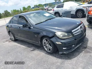 2012 Mercedes-Benz C 250 Sport z VIN WDDGF4HB0CR209125, wystawiony jako IAAI lot #42371301 z przebiegiem 127 451 mil mil oraz . Historia ofert i sprzedaży dostępna na DreamBid. Obrazek 1.