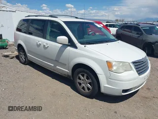 2010 Chrysler Town & Country Touring z VIN 2A4RR5D10AR151113, wystawiony jako IAAI lot #42142519 z przebiegiem 164 820 mil mil oraz . Historia ofert i sprzedaży dostępna na DreamBid. Obrazek 1.