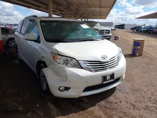 2016 Toyota Sienna XLE with VIN 5TDYK3DC0GS762593, listed as a IAAI auction lot 41769173 with 71,869 mi miles. Bid and sale history available at carsss.com. Image 1.