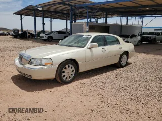 2003 Lincoln Town Car Cartier z VIN 1LNHM83WX3Y625786, wystawiony jako Copart lot #57758395 z przebiegiem 132 988 mil mil oraz Szkoda całkowita • Salvage title. Historia ofert i sprzedaży dostępna na DreamBid. Obrazek 1.