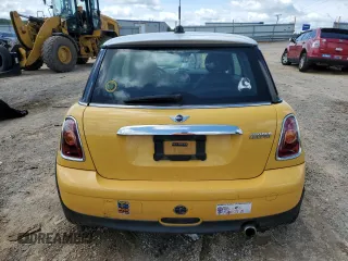 2008 MINI Hardtop z VIN WMWMF33568TU66807, wystawiony jako Copart lot #58900645 z przebiegiem 118 623 mil mil oraz Czysty tytuł • Clean title. Historia ofert i sprzedaży dostępna na DreamBid. Obrazek 6.