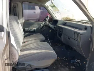 1995 Mitsubishi Mighty Max z VIN JA7LS21G6SP007394, wystawiony jako IAAI lot #40347460 z przebiegiem 89 606 mil mil oraz . Historia ofert i sprzedaży dostępna na DreamBid. Obrazek 5.