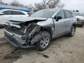 2023 Toyota RAV4 LE z VIN 2T3F1RFV8PW389748, wystawiony jako Copart lot #43909335 z przebiegiem 107 239 mil mil oraz Szkoda całkowita • Salvage title. Historia ofert i sprzedaży dostępna na DreamBid. Obrazek 1.