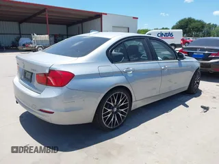 2013 BMW 3 Series 328i xDrive z VIN WBA3B3C56DF531025, wystawiony jako IAAI lot #42507909 z przebiegiem 97 331 mil mil oraz . Historia ofert i sprzedaży dostępna na DreamBid. Obrazek 4.