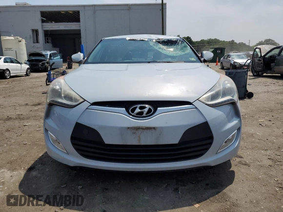 2015 Hyundai Veloster z VIN KMHTC6AD2FU221623, wystawiony jako Copart lot #58222615 z przebiegiem 176 801 mil mil oraz Czysty tytuł • Clean title. Historia ofert i sprzedaży dostępna na DreamBid. Obrazek 5.