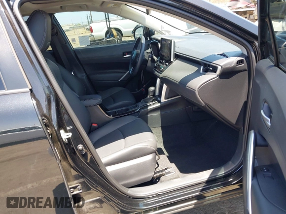2023 Toyota Corolla Cross XLE z VIN 7MUDAAAG3PV069634, wystawiony jako IAAI lot #42489692 z przebiegiem 18 923 mil mil oraz . Historia ofert i sprzedaży dostępna na DreamBid. Obrazek 5.