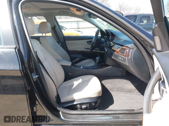 2011 BMW 3 Series 328i xDrive with VIN WBAPK5G50BNN24565, listed as a IAAI auction lot 41696511 with 112,008 mi miles. Bid and sale history available at carsss.com. Image 5.