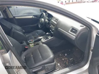 2014 Volkswagen Jetta SE z VIN 3VWD17AJ8EM314253, wystawiony jako IAAI lot #42361152 z przebiegiem 118 638 mil mil oraz . Historia ofert i sprzedaży dostępna na DreamBid. Obrazek 5.