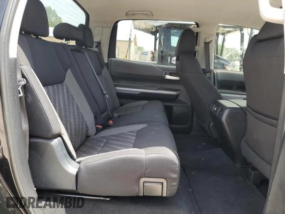 2018 Toyota Tundra SR5 z VIN 5TFDW5F18JX723486, wystawiony jako Copart lot #56826305 z przebiegiem 96 870 mil mil oraz Szkoda całkowita • Salvage title. Historia ofert i sprzedaży dostępna na DreamBid. Obrazek 10.