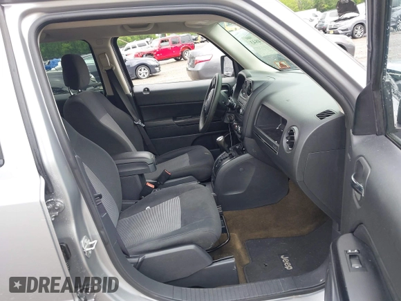 2017 Jeep Patriot Sport SE z VIN 1C4NJRBB8HD122051, wystawiony jako IAAI lot #42274843 z przebiegiem 63 122 mil mil oraz . Historia ofert i sprzedaży dostępna na DreamBid. Obrazek 5.