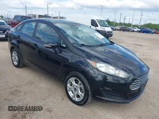 2015 Ford Fiesta SE z VIN 3FADP4BJXFM181677, wystawiony jako IAAI lot #42495351 z przebiegiem 105 033 mil mil oraz . Historia ofert i sprzedaży dostępna na DreamBid. Obrazek 1.