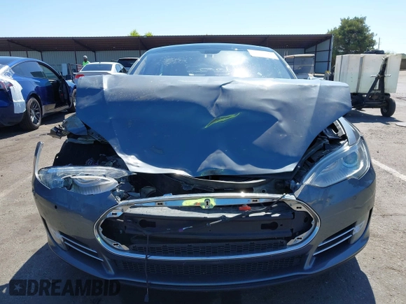 2014 Tesla Model S 60 with VIN 5YJSA1H19EFP36971, listed as a IAAI auction lot 42525811 with Not provided miles and . Bid and sale history available at DreamBid. Image 13.