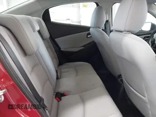 2019 Toyota Yaris L z VIN 3MYDLBYVXKY524593, wystawiony jako IAAI lot #42301508 z przebiegiem 45 596 mil mil oraz . Historia ofert i sprzedaży dostępna na DreamBid. Obrazek 8.