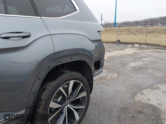 2024 Volkswagen Atlas SEL Premium R-Line z VIN 1V2FR2CA0RC523772, wystawiony jako IAAI lot #41544482 z przebiegiem 7 703 mil mil oraz . Historia ofert i sprzedaży dostępna na DreamBid. Obrazek 19.