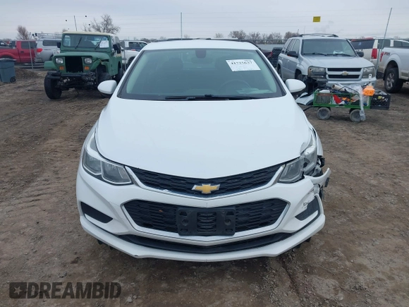 2017 Chevrolet Cruze LS z VIN 1G1BC5SM7H7140622, wystawiony jako IAAI lot #41725637 z przebiegiem 137 089 mil mil oraz . Historia ofert i sprzedaży dostępna na DreamBid. Obrazek 12.
