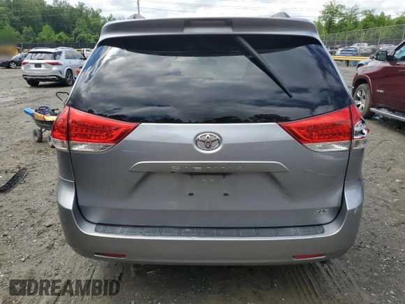 2011 Toyota Sienna XLE AAS z VIN 5TDYK3DC1BS165154, wystawiony jako Copart lot #57044235 z przebiegiem 232 461 mil mil oraz Szkoda całkowita • Salvage title. Historia ofert i sprzedaży dostępna na DreamBid. Obrazek 6.