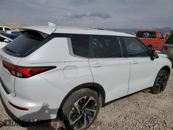 2022 Mitsubishi Outlander ES with VIN JA4J4TA8XNZ027959, listed as a Copart auction lot 43787855 with 67,949 mi miles and Salvage Title. Bid and sale history available at carsss.com. Image 3.