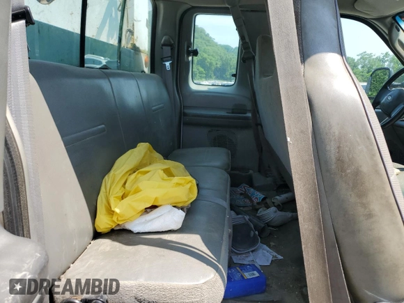 2004 Ford F-250 XL z VIN 1FTNX20L34EC38196, wystawiony jako Copart lot #60307245 z przebiegiem 232 347 mil mil oraz Czysty tytuł • Clean title. Historia ofert i sprzedaży dostępna na DreamBid. Obrazek 10.