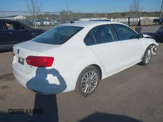 2014 Volkswagen Jetta SEL z VIN 3VWL17AJ8EM336569, wystawiony jako IAAI lot #41975776 z przebiegiem 134 967 mil mil oraz . Historia ofert i sprzedaży dostępna na DreamBid. Obrazek 4.