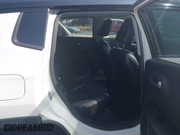 2020 Jeep Compass Latitude z VIN 3C4NJDBB6LT157841, wystawiony jako IAAI lot #42484052 z przebiegiem 52 610 mil mil oraz . Historia ofert i sprzedaży dostępna na DreamBid. Obrazek 8.