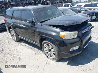 2013 Toyota 4Runner SR5 z VIN JTEZU5JR2D5054040, wystawiony jako IAAI lot #42049304 z przebiegiem 81 601 mil mil oraz . Historia ofert i sprzedaży dostępna na DreamBid. Obrazek 1.