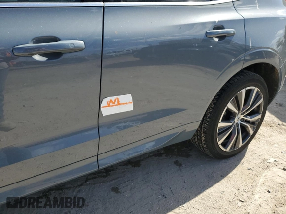 2022 Volvo XC60 Momentum z VIN YV4L12DK8N1909801, wystawiony jako Copart lot #77384044 z przebiegiem Nie podano mil oraz Nie do naprawy • Non repairable. Historia ofert i sprzedaży dostępna na DreamBid. Obrazek 13.