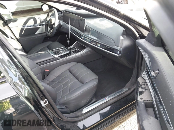2023 BMW i7 xDrive60 z VIN WBY53EJ08PCN64169, wystawiony jako IAAI lot #40994066 z przebiegiem 6326 mil mil oraz . Historia ofert i sprzedaży dostępna na DreamBid. Obrazek 5.